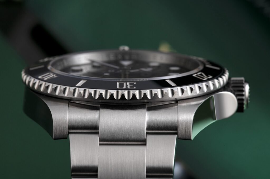 Most Iconic Rolex Models for Collectors and Investors
Some of the most recognizable and high-performing Rolex models include:
Rolex Submariner – The quintessential dive watch, a symbol of adventure and timeless design
Rolex Daytona – A favorite among motorsport enthusiasts, with legendary auction prices
Rolex GMT-Master II – Known for its dual-time zone feature and iconic bezel colors like “Pepsi” or “Batman”
Rolex Datejust – A classic dress watch, ideal for business and formal wear
Rolex Day-Date (President) – The power watch, often seen on global leaders and CEOs
Rolex Explorer – Built for durability and performance, with a minimalistic look
Rolex Milgauss – A distinctive, anti-magnetic piece originally designed for scientists