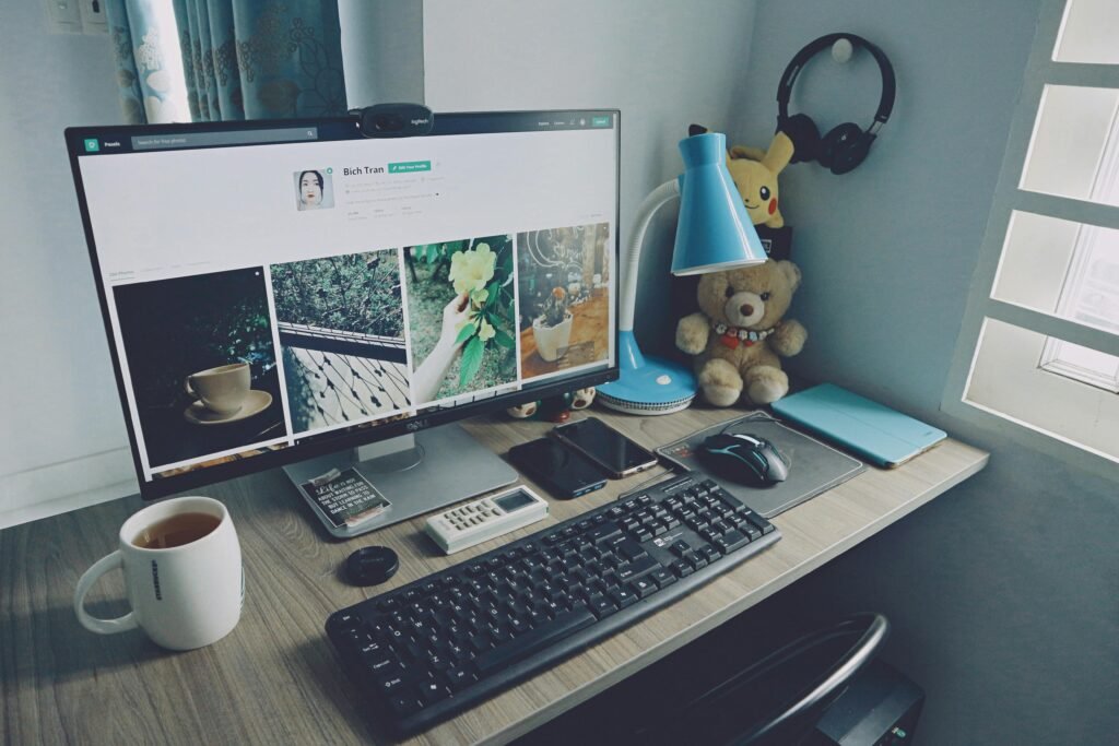 Two of the most dominant ecosystems in the market are Microsoft Windows (PC) and macOS (Apple Mac). But which one suits your business best?